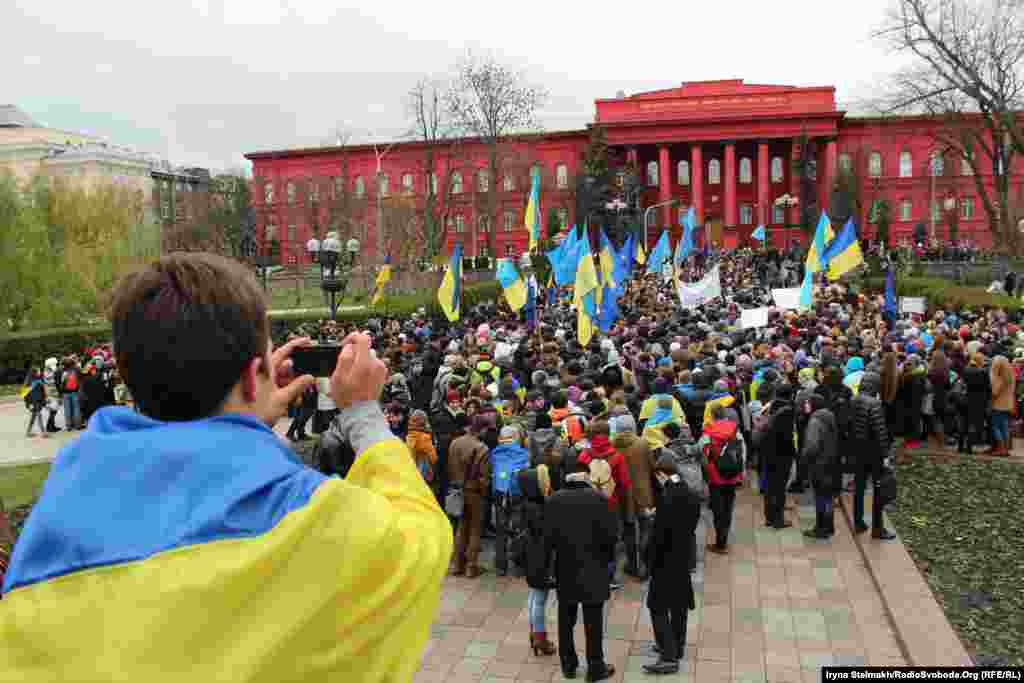 26 листопада.&nbsp;Студенти Києва оголошують безстроковий страйк і рушають маршем на Майдан Незалежності