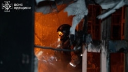 Echipele de pompieri sting un incendiu declanșat de atacuri rusești cu drone asupra Odesei. Fotografie de arhivă. 4 decembrie 2025.