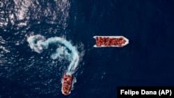 Мігрантів рятують біля узбережжя Лівії, звідки вони на переповнених надувних човнах намагаються дістатися Європи, 6 травня 2018 року