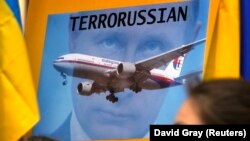 Плакат учасників акції протесту в столиці Австралії через два дні після збитого 17 липня російськими гібридними силами на Донбасі «Боїнга», в результаті чого загинули 298 людей. Сідней, 19 липня 2014 року