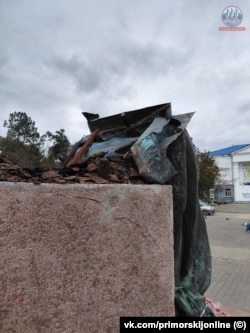 Упавший памятник Ленину в поселке Приморский. Крым, 3 января 2026 года
