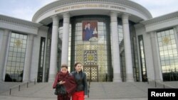 Türkmen döwlet uniwersitetinden çykyp barýan talyp gyzlar.