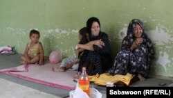 آرشیف، دو زن معتاد به مواد مخدر در یکی از درمانگاه های شخصی معتادین به نام (مادر) در کابل.