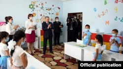Президент Шавкат Мирзияевтің Ташкенттегі балалар үйіне келуі. Ресми сайттағы сурет.