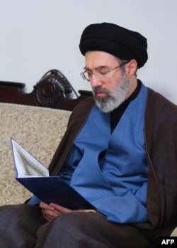 Deși nu a deținut niciodată o funcție guvernamentală oficială, tânărul Khamenei a petrecut două decenii în epicentrul biroului tatălui său, sincronizând acțiunile conducerii clericale și Corpului Gărzilor Revoluționare Islamice (IRGC).