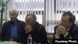 Ўзбекистонда расман рўйхатга олинган "Эзгулик" инсон ҳуқуқлари жамияти фаоллари¸ президент фармонини бажариш баҳонасида ҳимоясиз фермерларга нисбатан зулм ва адолатсизликнинг янада кучайганини билдирмоқдалар.