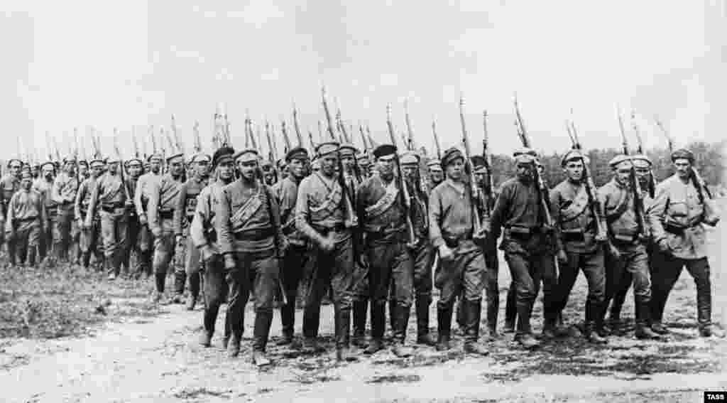 A detachment of Red Army soldiers marches to the front lines during the Russian Civil War in 1919.&nbsp;