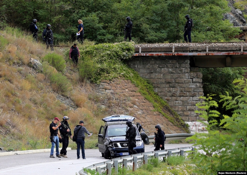 ​(Vetura e EULEX-it pas sulmit që ndodhi në një fshat të Zubin Potokut, Reuters)