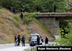 ​(Vetura e EULEX-it pas sulmit që ndodhi në një fshat të Zubin Potokut, Reuters)