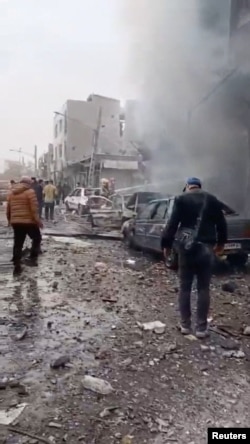 تصویری از ساختمانی آسیب‌دیده در تهران که روز چهارشنبه ۲۰ اسفند در شبکه‌های اجتماعی منتشر شده است. رویترز می‌گوید درستی این تصویر را راستی‌آزمایی کرده و مختصاتی که ذکر می‌کند خیابان دستغیب تهران، نزدیک به فرودگاه مهرآباد را نشان می‌دهد