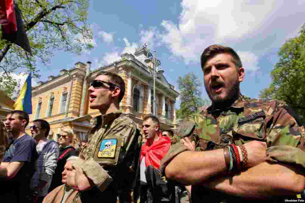 Понад три сотні активістів &laquo;Правого сектора&raquo; вимагали біля будівлі Адміністрації президента роз&#39;яснити ситуацію з блокування бази батальйону в Дніпропетровській області, Київ, 29 квітня 2015 року