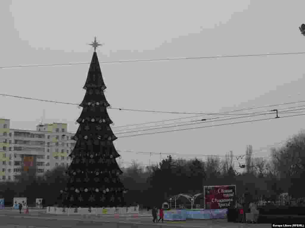 В этот раз главная ель &ndash; искусственная. В декабре прошлого года власти пытались посадить на этом месте настоящую, но голубая ель-красавица в таких условиях не прижилась.&nbsp;