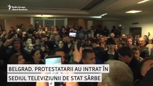 Protestatarii din Serbia intră în sediul televiziunii de stat