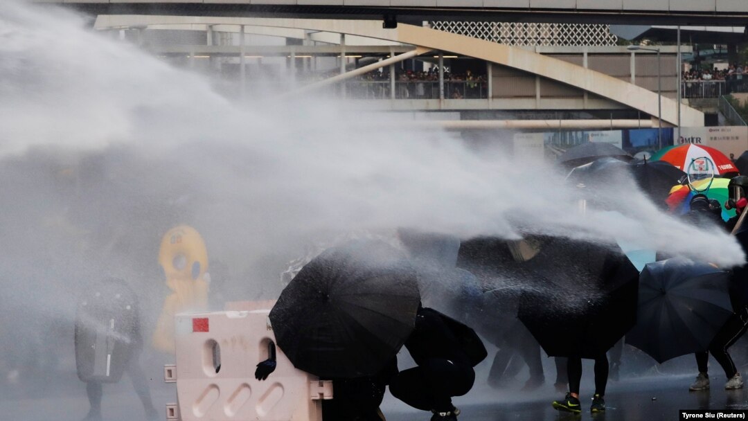 Vodeni topovi na ulicama Hong Konga, arhivska fotografija