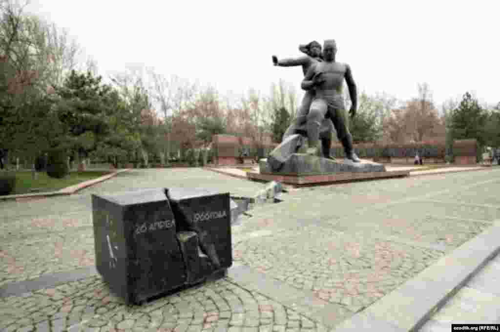 Тошкентда зилзила қурбонларига ўрнатилган монумент