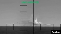 O explozie pe ceea ce Departamentul Apărării al SUA afirmă că este o navă de război iraniană, pe mare, în apropierea coastei de sud a Sri Lankăi.