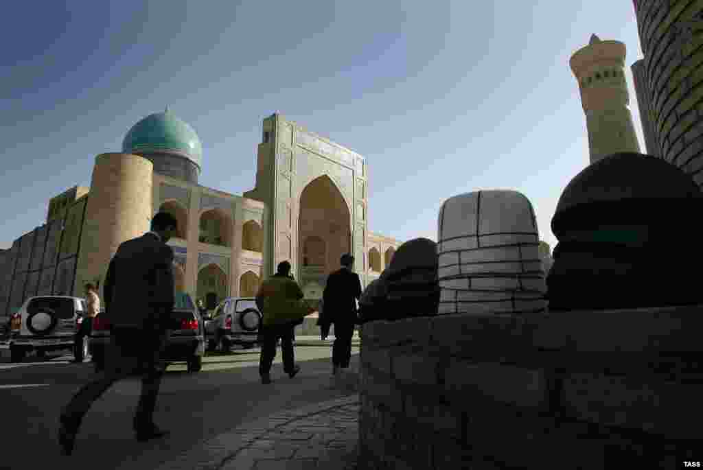 The Mir-i Arab madrasah in Bukhara, which is said to date back to the early 16th century 