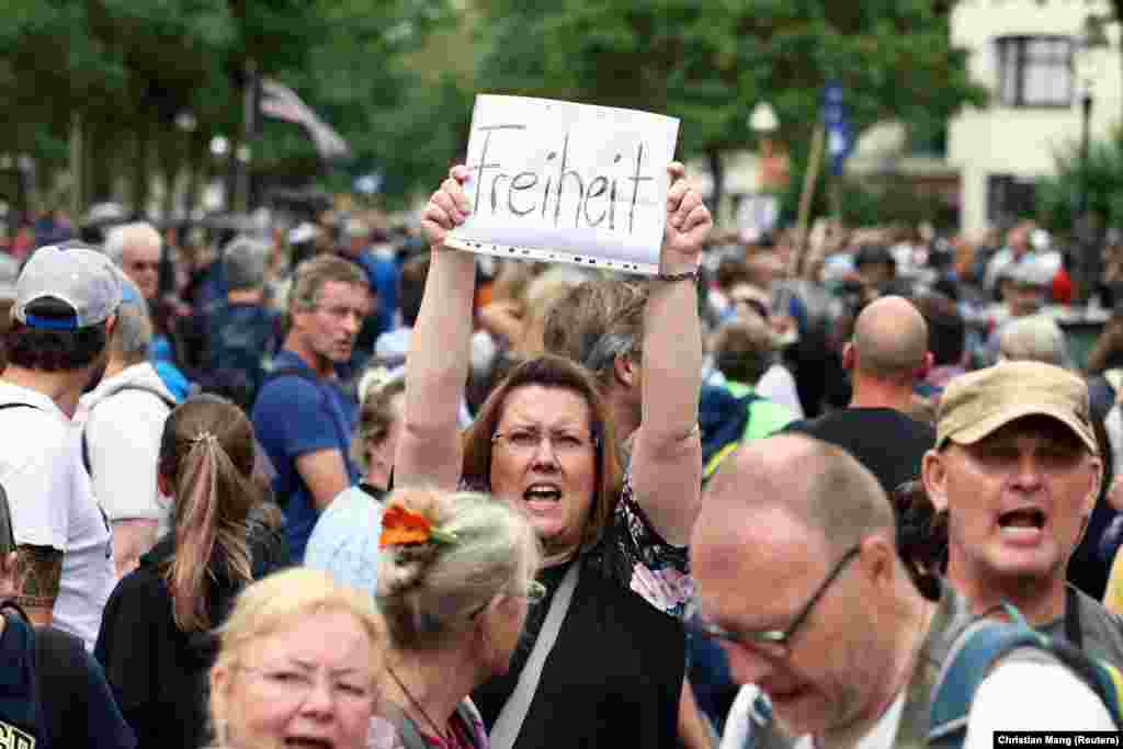 Egy demonstráló Szabadság feliratú transzparenssel a kezében a vasárnapi tüntetésen Berlinben