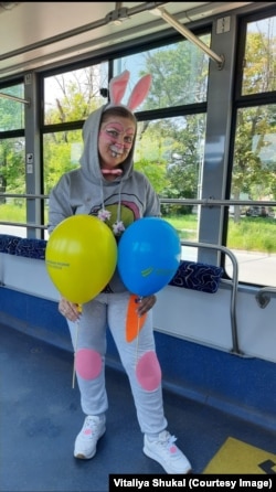 Українка під час заходу у «казковому трамваї»