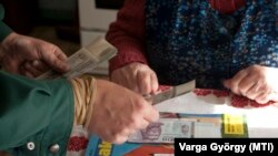 Egy postás nyugdíjat számol Nagykanizsán 2012. február 29-én
