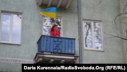 Женщина приветствует участников украинского марша. Донецк, 28 апреля 2017 года