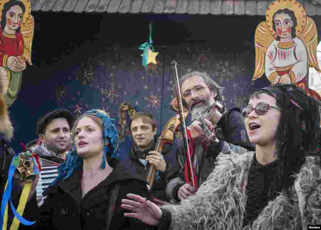 People sing carols as they celebrate Orthodox Christmas on Kyiv&#39;s Independence Square on January 7. (Reuters/Gleb Garanich)