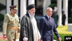 Иранскиот претседател Ебрахим Раиси (во средина) со пакистанскиот премиер Шехбаз Шариф (десно), 22 април 2024 г.