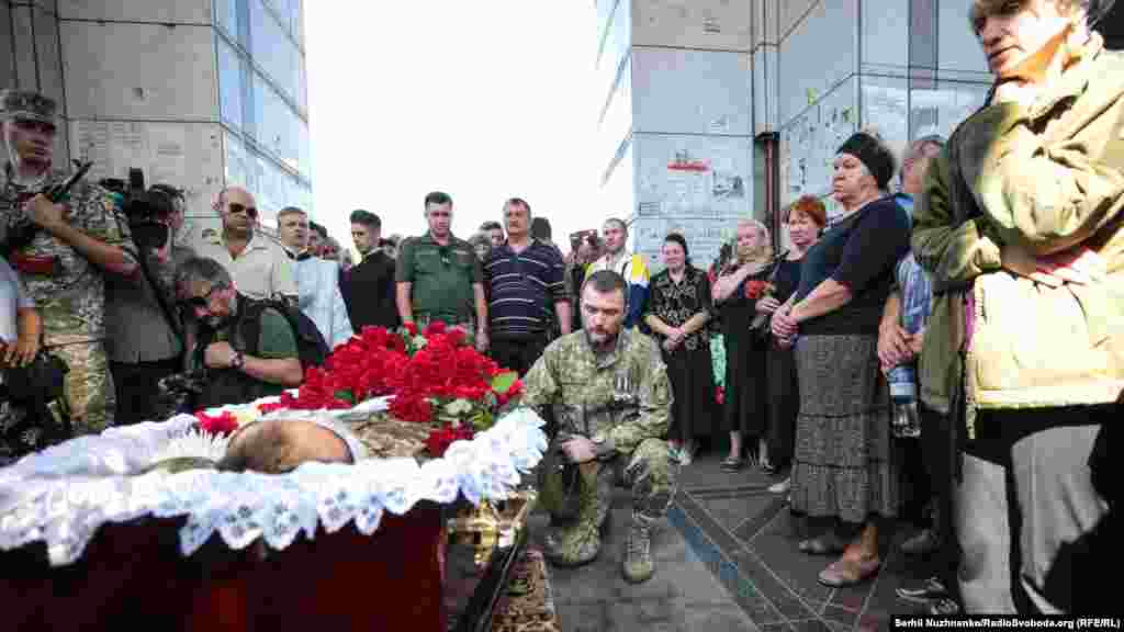 Військові побратими віддають останню честь