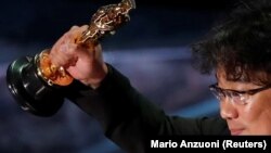 Južnokorejski redatelj Bong Joon Ho osvojio je Oscara za najbolji film "Parazit" na 92. dodjeli Američke filmske nagrade, Los Angeles, 9. februar 2020.