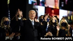 Președintele ales al Statelor Unite, Joe Biden, salutând mulțimea ce serba în preajma reședinței familiei sale din Wilmington, Delaware.
