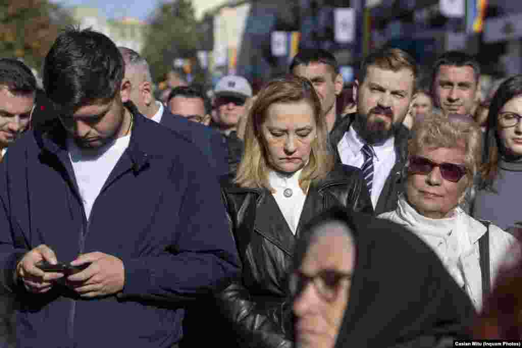 Liderul USR, Elena Lasconi, a participat în mulţime la Sfânta Liturghie de la Iaşi, fiind însoţită de mai mulţi reprezentanţi ai USR Iaşi, printre care deputaţii Marius Bodea şi Monica Berescu. Lasconi a scris pe Facebook că speră ca sărbătoarea Cuvioasei Parascheva &bdquo;să ne aducă cu adevărat împreună pe noi, românii din România profundă, România tăcută şi România oamenilor care muncesc cinstit&rdquo;.&nbsp; &nbsp; 