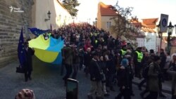 У Празі до дня Оксамитової революції розгорнули прапор України – відео