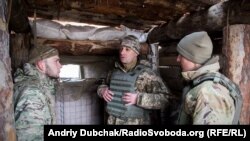 Дмитрий Делятицкий (в центре) слушает доклад матроса морской пехоты о ситуации на передовой
