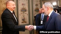 Президент Азербайджана Ильхам Алиев (слева) и премьер-министр Армении Никол Пашинян (архив)