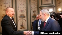 Президент Азербайджана Ильхам Алиев (слева) и премьер-министр Армении Никол Пашинян, Мюнхен, 15 февраля 2020 г.
