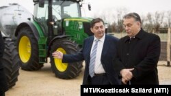 Orbán Viktor miniszterelnök (j) és Mészáros Lőrinc (Fidesz-KDNP) felcsúti polgármester a Búzakalász 66 Felcsút Kft. bányavölgyi mangalicatelepének avatásán a Fejér megyei Alcsútdobozon 2014. november 18-án.
