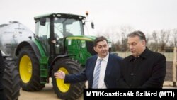 Viktor Orban, premijer Mađarske, i Lorinc Mesaroš (levo) na otvaranju fabrike u okrugu Fejer, 20. novembra 2018.