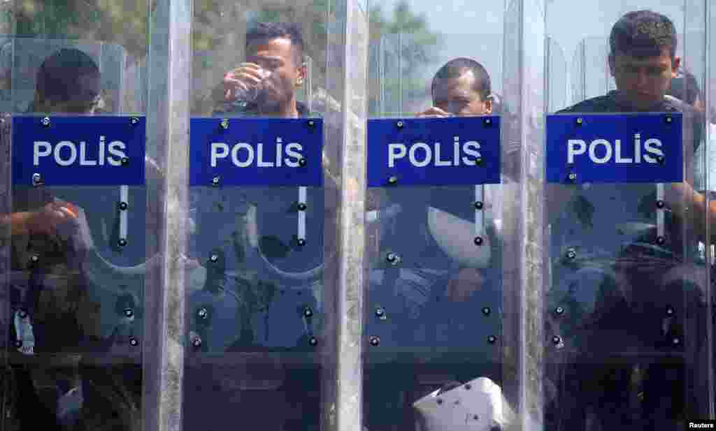 Ulaz u park Gezi, Istanbul, 17. juni 2013. Foto: REUTER / Marko Đurica 