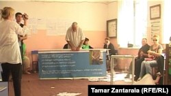 На одном участке в Анаклия родственники пропавшего без вести два года назад Гогиты Абуладзе сорвали голосование – устроили дебош, разбив при этом избирательную урну