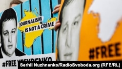 Mustaqillik meydanında jurnalist, Qırım.Aqiqatnıñ (Azatlıq Radiosınıñ leyhası) serbest hadimi Vladislav Yesipenkonıñ fotoresimi. Kyiv, 2021 senesi iyülniñ 6-sı