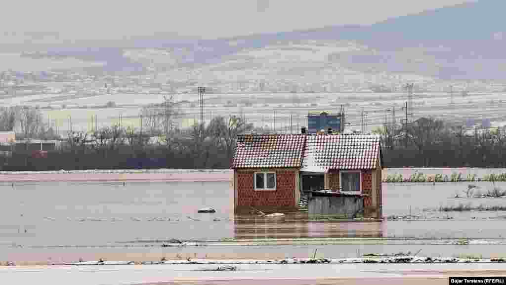 Sipas raportit “Mjedisi i Evropës 2025”, i publikuar nga Agjencia për Mbrojtjen e Mjedisit e Kosovës, përmbytjet e vitit 2023 shkaktuan dëme prej 3.75 milionë eurosh vetëm në familje.Për dëmet e shkaktuara nga vërshimet e fundit, shumë komuna në vend, përfshirë Klinën dhe Fushë-Kosovën, u kanë kërkuar banorëve të prekur t’u drejtohen komunave përkatëse për kompensim.