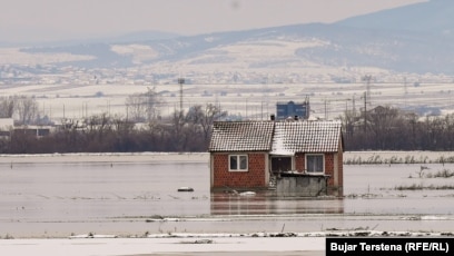 Sipas raportit “Mjedisi i Evropës 2025”, i publikuar nga Agjencia për Mbrojtjen e Mjedisit e Kosovës, përmbytjet e vitit 2023 shkaktuan dëme prej 3.75 milionë eurosh vetëm në familje.Për dëmet e shkaktuara nga vërshimet e fundit, shumë komuna në vend, përfshirë Klinën dhe Fushë-Kosovën, u kanë kërkuar banorëve të prekur t’u drejtohen komunave përkatëse për kompensim.