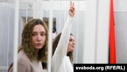 Novinarke Belsata Darja Čulcova (lijevo) i Katjarina Andrejeva na sudu 9. februara 2021. u Minsku tokom suđenja zbog izvještavanja uživo sa antivladinih demonstracija