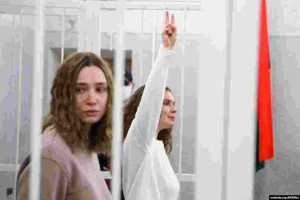 Белоруските новинарки Катсијарина Андрејева (десно) и Дарја Чулцова на судење во Минск, Белорусија, на 9 февруари. Тие беа осудени на две години затвор за &bdquo;организирање јавни настани насочени кон нарушување на граѓанскиот ред&ldquo;. Казната нашироко се смета за политички мотивиран одговор на нивното известување за антирежимските протести во Белорусија.