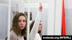 Журналісткі Дарʼя Чульцова і Кацярына Андрэева падчас суду над імі