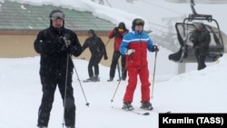 Президент Беларуси Александр Лукашенко и президент России Владимир Путин (слева направо) во время катания на горных лыжах в Сочи, Россия, 22 февраля 2021 года