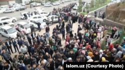 Люди стоят в очереди, чтобы купить Коран, впервые изданный в Узбекистане. Ташкент, март 2018 года.