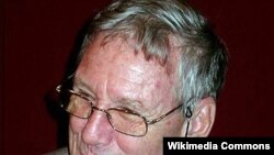 Amos Oz
