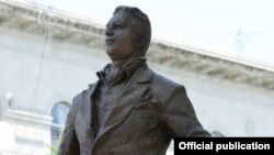 Rəşid Behbudovun heykəli