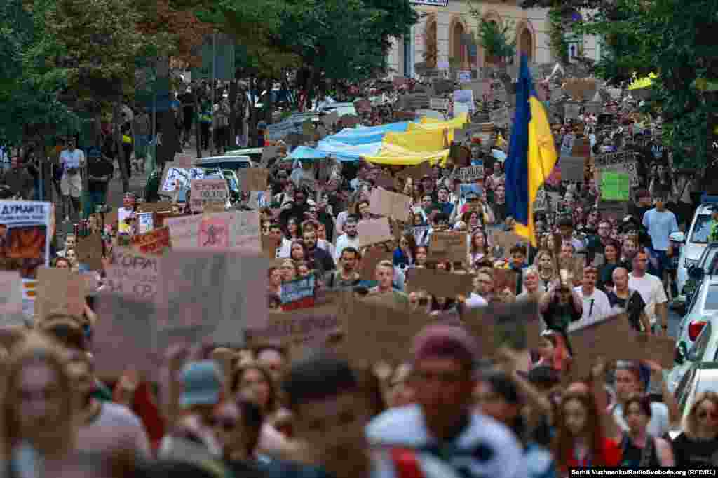 Кореспонденти Радіо Свобода нарахували кілька тисяч учасників ходи, Київ, 31 липня 2026 року